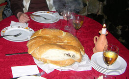 Golonka peklowana i zapiekana w pół metrowych chlebach podawana podczas degustacji.