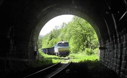 Pociąg wjeżdżający od strony Słowackiej do tunelu kolejowego pod Przełęczą Łupkowską, źródło: Internet