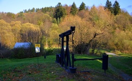 Kopalnia ropy naftowej w Ropience. Źródło: Internet