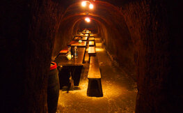 Wnętrze ponad 800-letniej piwnicy do degustacji win!
