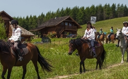 Miłośnicy jeździectwa w stadninie koni Trohaniec, źródło Internet