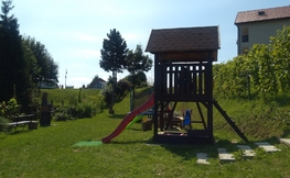 Plac zabaw i teren zielony wokół Liść Klonu