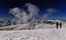 Turyści podczas zimowej wędrówki szczytem Wielkiej Rawki, Fot. Łukasz Barzowski