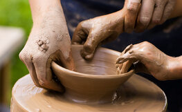 Tak powstają naczynia z ceramiki w pracowni Carpe Diem, źródło Internet