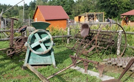 Eksponaty maszyn rolniczych w Wiejskim ZOO w Berezce, źródło Internet
