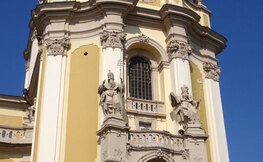 Święty Jerzy walczący ze smokiem na koniu na szczycie katedry św. Jura we Lwowie