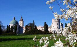 Zamek w Krasiczynie wiosną (widok od stawu górnego z magnoliami).